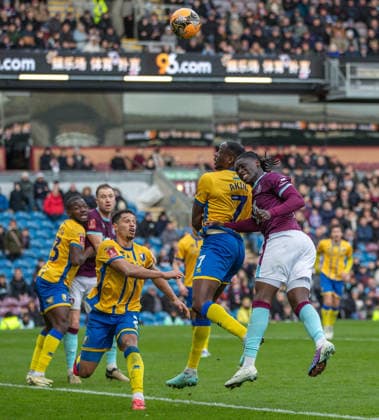 Burnley v Mansfield Town Emirates FA Cup Loum Tchaouna of Burnley battles for the header with Lucas Akins of Mansfield Town during the Emirates FA Cup Fourth Round match at Turf Moor, Burnley 14 02 2026 UK Newspapers OUT Copyright: xJamesxHarrisonx FIL-22978-0046