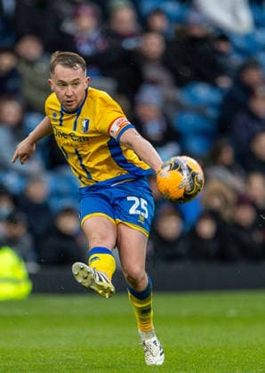 Burnley v Mansfield Town Emirates FA Cup Louis Reed of Mansfield Town passes the ball during the Emirates FA Cup Fourth Round match at Turf Moor, Burnley 14 02 2026 UK Newspapers OUT Copyright: xJamesxHarrisonx FIL-22978-0048