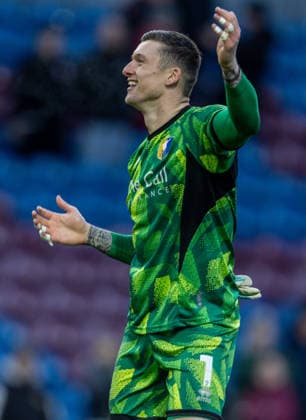 Burnley v Mansfield Town Emirates FA Cup Mansfield Town goalkeeper Liam Roberts celebrates after the Emirates FA Cup Fourth Round match at Turf Moor, Burnley 14 02 2026 UK Newspapers OUT Copyright: xJamesxHarrisonx FIL-22978-0059