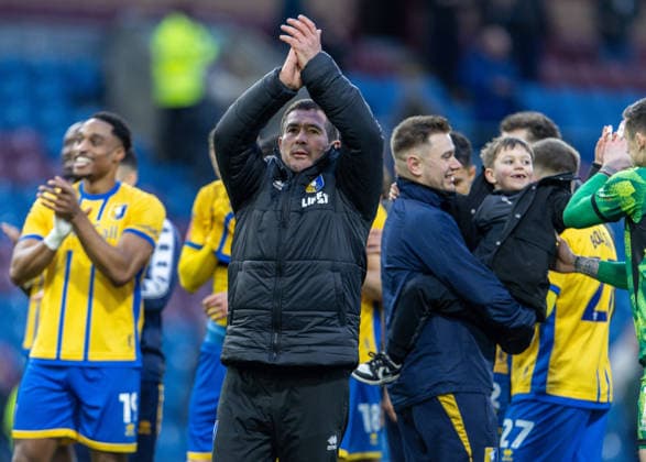 Burnley v Mansfield Town Emirates FA Cup Manfield Town Manager Nigel Clough applauds the fans after the Emirates FA Cup Fourth Round match at Turf Moor, Burnley 14 02 2026 UK Newspapers OUT Copyright: xJamesxHarrisonx FIL-22978-0063