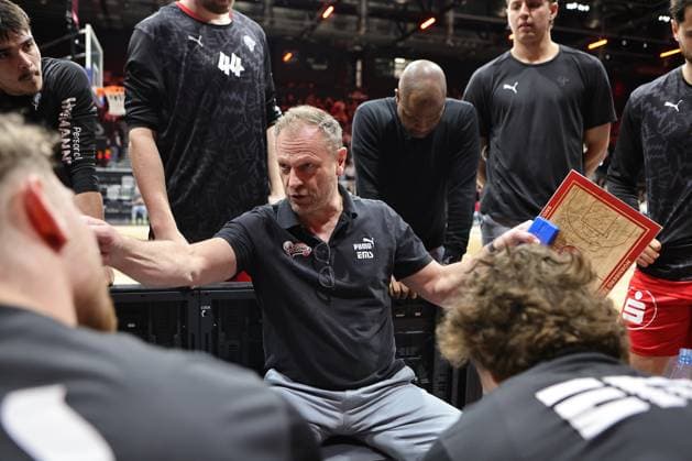 14.02.2026 - Basketball - Saison 2025 2026 - 2. Bundesliga Pro-A - 23. Spieltag: Nürnberg Falcons Basketball Club NBC - HAKRO Merlins Crailsheim - Sportfoto Zink DaMa - xdaxmax - Ralph Junge ( Trainer Headcoach Nürnberg Falcons BC NBC ) zeigt an gestikuliert dirigiert gibt Anweisungen