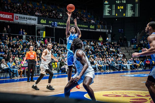 14.02.2026, xhfmx, Basketball easyCredit BBL Bundesliga, Frankfurt Skyliners - Braunschweig Löwen v.l. Isaiah Swope (Skyliners Frankfurt), Oluwasimisola Shittu (Basketball Löwen Braunschweig) (DFL DFB REGULATIONS PROHIBIT ANY USE OF PHOTOGRAPHS as IMAGE SEQUENCES and or QUASI-VIDEO) Frankfurt am Main
