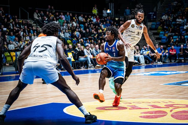 14.02.2026, xhfmx, Basketball easyCredit BBL Bundesliga, Frankfurt Skyliners - Braunschweig Löwen v.l. Oluwasimisola Shittu (Basketball Löwen Braunschweig), Isaiah Swope (Skyliners Frankfurt), Chip Flanigan (Basketball Löwen Braunschweig) (DFL DFB REGULATIONS PROHIBIT ANY USE OF PHOTOGRAPHS as IMAGE SEQUENCES and or QUASI-VIDEO) Frankfurt am Main