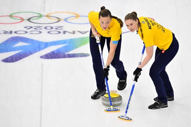 CORTINA, ITALIEN 20260214 Sveriges Agnes Knochenhauer och Sara McManus i lag Hasselborg under damernas gruppspelsmatch, omgang 5, mellan Italien och Sverige i OS-curlingen i Cortina. *** Bilden ingar i SPORTPAKET. För övriga BETALBILD ** CORTINA ITALIEN x10030x *** CORTINA, ITALY 20260214 Swedens Agnes Knochenhauer and Sara McManus in the Hasselborg team during the womens group stage match, round 5, between Italy and Sweden in the Olympic curling in Cortina Picture in SPORTPAKET For others PAYPICTURE CORTINA ITALY x10030x  Copyright: xJonasxEkströmer TTx OS 2026 CURLING DAMER ITALIEN-SVERIGE