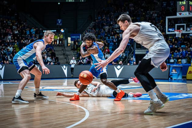 14.02.2026, xhfmx, Basketball easyCredit BBL Bundesliga, Frankfurt Skyliners - Braunschweig Löwen v.l. Till Pape (Skyliners Frankfurt) und Isaiah Swope (Skyliners Frankfurt) verteidigen gegen Luka Sculka (Basketball Löwen Braunschweig) (DFL DFB REGULATIONS PROHIBIT ANY USE OF PHOTOGRAPHS as IMAGE SEQUENCES and or QUASI-VIDEO) Frankfurt am Main