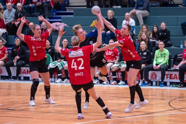 Zweikampf zwischen Deborah Spatz (HSV Solingen Graefrath, 42), Franziska Peter (ESV 1927 Regensburg e.V., 08) und Sophie Pickrodt (HSV Solingen Graefrath, 18). HSV Solingen Graefrath vs. ESV 1927 Regensburg, Handball, ALSCO Handballbundesliga Frauen, 18. Spieltag, Saison 2025 2026, 14.02.2026 HSV Solingen Graefrath 76 vs. ESV 1927 Regensburg, Handball, ALSCO Handballbundesliga Frauen, 18. Spieltag, Saison 2025 2026, 14.02.2026 Solingen Copyright: xEibner-Pressefoto ThomasxHaeslerx EP_THR