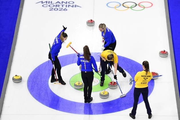 CORTINA, ITALIEN 20260214 Lag Hasselborg (gula) under damernas gruppspelsmatch, omgang 5, mellan Italien och Sverige i OS-curlingen i Cortina. *** Bilden ingar i SPORTPAKET. För övriga BETALBILD ** CORTINA ITALIEN x10030x *** CORTINA, ITALY 20260214 Team Hasselborg yellow during the womens group game, round 5, between Italy and Sweden in the Olympic curling in Cortina The picture is in SPORTPAKET For others PAYPICTURE CORTINA ITALY x10030x  Copyright: xJonasxEkströmer TTx OS 2026 CURLING DAMER ITALIEN-SVERIGE
