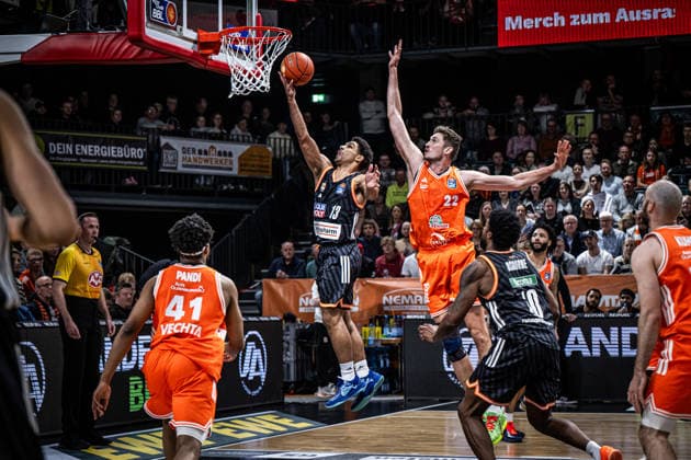 1. Basketball Bundesliga, easyCredit BBL, Saison 2025 2026, Herren, Hauptrunde, 20. Spieltag, 14.02.2026, RASTA Vechta - ratiopharm Ulm Mark Smith ( 13 - ratiopharm ulm) beim Korbleger Vechta RASTA Dome Niedersachsen Deutschland