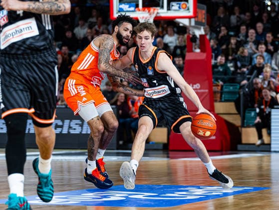 Tobias Jensen (ratiopharm Ulm, 07) im Zweikampf gegen Tevin Brown (RASTA Vechta, 10) RASTA Vechta vs. ratiopharm Ulm, Basketball, easyCredit Basketball Bundesliga, 20. Spieltag, Saison 2025 2026, 14.02.2026 RASTA Vechta vs. ratiopharm Ulm, Basketball, easyCredit Basketball Bundesliga, 20. Spieltag, Saison 2025 2026, 14.02.2026 Vechta Copyright: xEibner-Pressefoto DamianxKruczynx EP_DKI