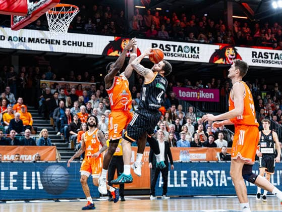 Christopher Ledlum (ratiopharm Ulm, 04) beim Dunk gegen TJ Bamba (RASTA Vechta, 05) RASTA Vechta vs. ratiopharm Ulm, Basketball, easyCredit Basketball Bundesliga, 20. Spieltag, Saison 2025 2026, 14.02.2026 RASTA Vechta vs. ratiopharm Ulm, Basketball, easyCredit Basketball Bundesliga, 20. Spieltag, Saison 2025 2026, 14.02.2026 Vechta Copyright: xEibner-Pressefoto DamianxKruczynx EP_DKI