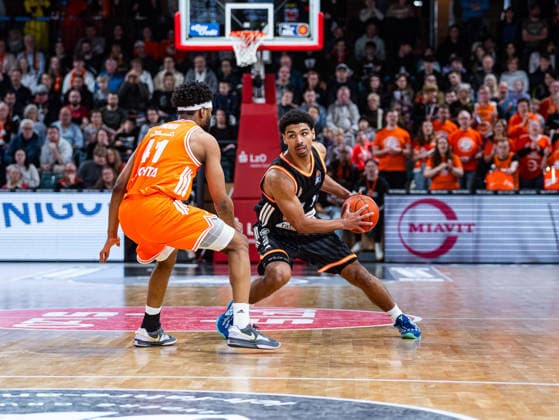 Mark Smith (ratiopharm Ulm, 13) im Zweikampf gegen Lloyd Pandi (RASTA Vechta, 41) RASTA Vechta vs. ratiopharm Ulm, Basketball, easyCredit Basketball Bundesliga, 20. Spieltag, Saison 2025 2026, 14.02.2026 RASTA Vechta vs. ratiopharm Ulm, Basketball, easyCredit Basketball Bundesliga, 20. Spieltag, Saison 2025 2026, 14.02.2026 Vechta Copyright: xEibner-Pressefoto DamianxKruczynx EP_DKI