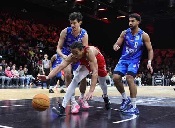 14.02.2026 - Basketball - Saison 2025 2026 - 2. Bundesliga Pro-A - 23. Spieltag: Nürnberg Falcons Basketball Club NBC - HAKRO Merlins Crailsheim - Sportfoto Zink DaMa - xdaxmax - Nico Santana Mojica (7, Hakro Merlins Crailsheim ) Evan Derek Taylor (10, Nürnberg Falcons BC NBC ) Tyreese Blunt (0, Hakro Merlins Crailsheim )