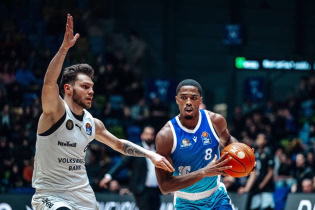 Ferdinand Zylka (Basketball Loewen Braunschweig, 06), William Christmas (Skyliners Frankfurt, 08) GER, Skyliners Frankfurt vs. Basketball Loewen Braunschweig, Basketball, easycredit BBL, Bundesliga, 20 Spieltag, Saison 2025 2026. 14.02.2026 Eibner-Pressefoto Attila Ziga GER, Skyliners Frankfurt vs. Basketball Loewen Braunschweig, Basketball, easycredit BBL, Bundesliga, 20 Spieltag, Saison 2025 2026. 14.02.2026 Frankfurt am Main Copyright: xEibner-Pressefotox EP_AZA