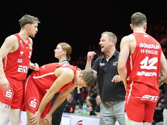 14.02.2026 - Basketball - Saison 2025 2026 - 2. Bundesliga Pro-A - 23. Spieltag: Nürnberg Falcons Basketball Club NBC - HAKRO Merlins Crailsheim - Sportfoto Zink DaMa - xdaxmax - Ralph Junge ( Trainer Headcoach Nürnberg Falcons BC NBC ) gibt Anweisungen an Vincent John Friederici (30, Nürnberg Falcons BC NBC ) Christian Feneberg (7, Nürnberg Falcons BC NBC ) Georgios Gkiouzelis (12, Nürnberg Falcons BC NBC )