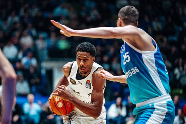 David NÂ Guessan (Basketball Loewen Braunschweig, 01), Jacob Knauf (Skyliners Frankfurt, 25) GER, Skyliners Frankfurt vs. Basketball Loewen Braunschweig, Basketball, easycredit BBL, Bundesliga, 20 Spieltag, Saison 2025 2026. 14.02.2026 Eibner-Pressefoto Attila Ziga GER, Skyliners Frankfurt vs. Basketball Loewen Braunschweig, Basketball, easycredit BBL, Bundesliga, 20 Spieltag, Saison 2025 2026. 14.02.2026 Frankfurt am Main Copyright: xEibner-Pressefotox EP_AZA