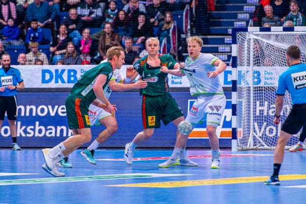 Justus Fischer (TSV Hannover-Burgdorf, Nr. 54) (v.l.), TSV Hannover-Burgdorf (grün) gegen HSG Wetzlar (weiß) am 21. Spieltag der Saison 2025 2026 in der DAIKIN Handball-Bundesliga (14.02.2026, ZAG Arena (Hannover, GER), Copyright: xJanxGuentherx xTSVxHannover-Burgdorfx