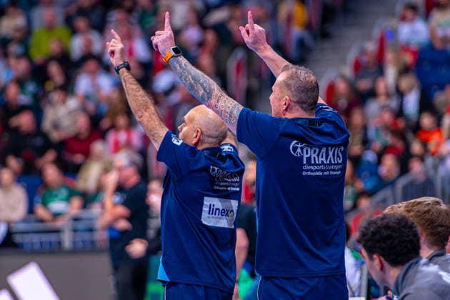 Juan Carlos Pastor (TSV Hannover-Burgdorf, Trainer) Heidmar Felixson (TSV Hannover-Burgdorf, Co-Trainer) (v.l.), TSV Hannover-Burgdorf (grün) gegen HSG Wetzlar (weiß) am 21. Spieltag der Saison 2025 2026 in der DAIKIN Handball-Bundesliga (14.02.2026, ZAG Arena (Hannover, GER), Copyright: xJanxGuentherx xTSVxHannover-Burgdorfx