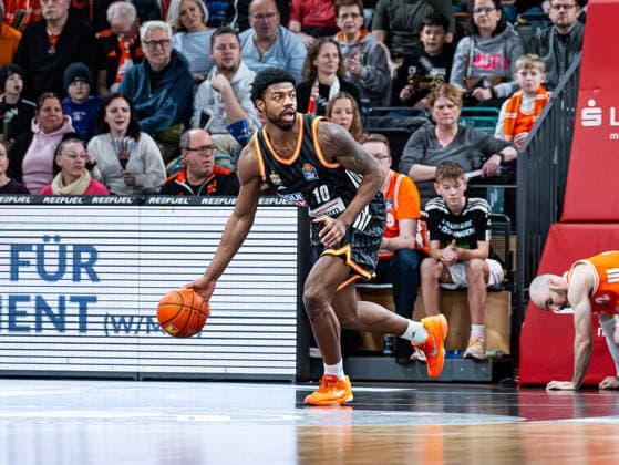 Malik Osborne (ratiopharm Ulm, 10) gewinnt den Ball und geht ins Dribbling RASTA Vechta vs. ratiopharm Ulm, Basketball, easyCredit Basketball Bundesliga, 20. Spieltag, Saison 2025 2026, 14.02.2026 RASTA Vechta vs. ratiopharm Ulm, Basketball, easyCredit Basketball Bundesliga, 20. Spieltag, Saison 2025 2026, 14.02.2026 Vechta Copyright: xEibner-Pressefoto DamianxKruczynx EP_DKI