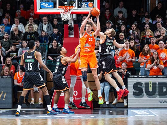Tibor Pleiss (RASTA Vechta, 22) wird beim Dunk von Christian Sengfelder (ratiopharm Ulm, 43) und Mark Smith (ratiopharm Ulm, 13) geblockt RASTA Vechta vs. ratiopharm Ulm, Basketball, easyCredit Basketball Bundesliga, 20. Spieltag, Saison 2025 2026, 14.02.2026 RASTA Vechta vs. ratiopharm Ulm, Basketball, easyCredit Basketball Bundesliga, 20. Spieltag, Saison 2025 2026, 14.02.2026 Vechta Copyright: xEibner-Pressefoto DamianxKruczynx EP_DKI