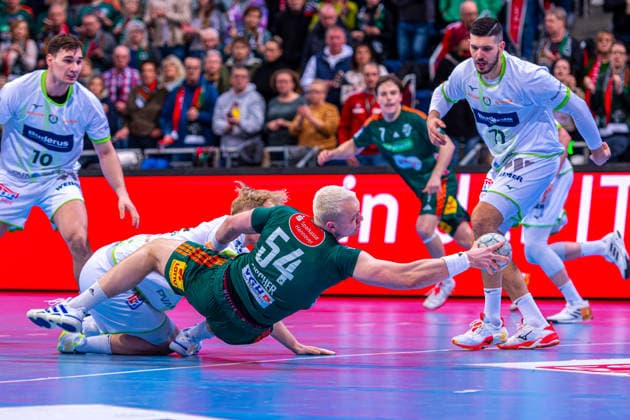 Justus Fischer (TSV Hannover-Burgdorf, Nr. 54) (v.l.), TSV Hannover-Burgdorf (grün) gegen HSG Wetzlar (weiß) am 21. Spieltag der Saison 2025 2026 in der DAIKIN Handball-Bundesliga (14.02.2026, ZAG Arena (Hannover, GER), Copyright: xJanxGuentherx xTSVxHannover-Burgdorfx