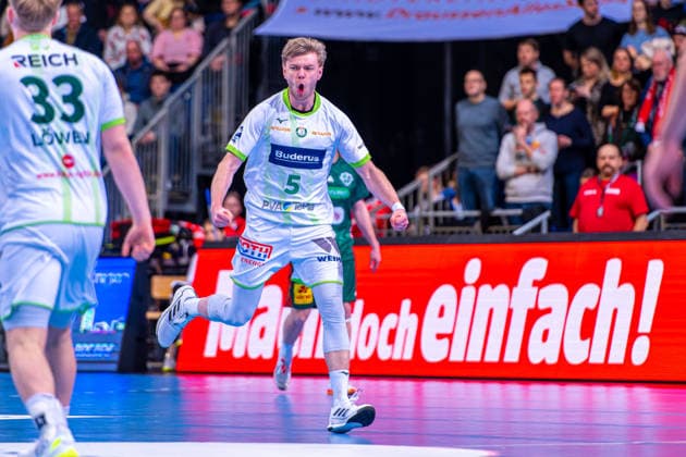 Tristan Kirschner (HSG Wetzlar, Nr. 5) (v.l.), TSV Hannover-Burgdorf (grün) gegen HSG Wetzlar (weiß) am 21. Spieltag der Saison 2025 2026 in der DAIKIN Handball-Bundesliga (14.02.2026, ZAG Arena (Hannover, GER), Copyright: xJanxGuentherx xTSVxHannover-Burgdorfx