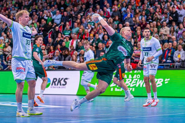 Justus Fischer (TSV Hannover-Burgdorf, Nr. 54) (v.l.), TSV Hannover-Burgdorf (grün) gegen HSG Wetzlar (weiß) am 21. Spieltag der Saison 2025 2026 in der DAIKIN Handball-Bundesliga (14.02.2026, ZAG Arena (Hannover, GER), Copyright: xJanxGuentherx xTSVxHannover-Burgdorfx