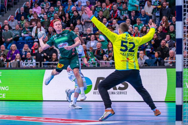 August Pedersen (TSV Hannover-Burgdorf, Nr. 17) (v.l.), TSV Hannover-Burgdorf (grün) gegen HSG Wetzlar (weiß) am 21. Spieltag der Saison 2025 2026 in der DAIKIN Handball-Bundesliga (14.02.2026, ZAG Arena (Hannover, GER), Copyright: xJanxGuentherx xTSVxHannover-Burgdorfx