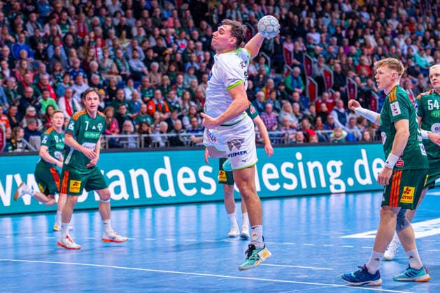 Josip Simic (HSG Wetzlar, Nr. 10) (v.l.), TSV Hannover-Burgdorf (grün) gegen HSG Wetzlar (weiß) am 21. Spieltag der Saison 2025 2026 in der DAIKIN Handball-Bundesliga (14.02.2026, ZAG Arena (Hannover, GER), Copyright: xJanxGuentherx xTSVxHannover-Burgdorfx