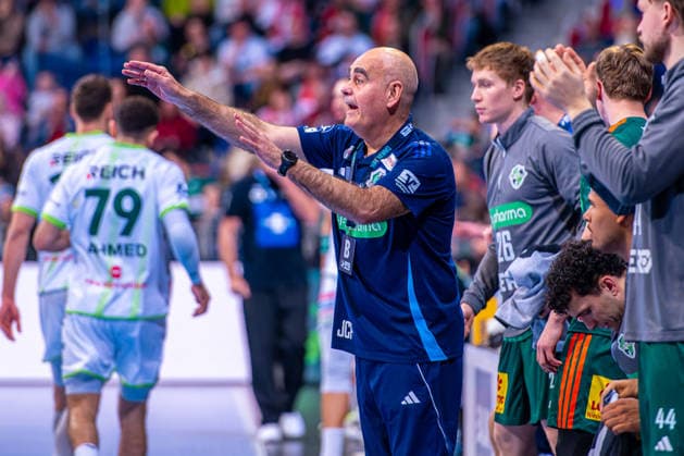 Juan Carlos Pastor (TSV Hannover-Burgdorf, Trainer) (v.l.), TSV Hannover-Burgdorf (grün) gegen HSG Wetzlar (weiß) am 21. Spieltag der Saison 2025 2026 in der DAIKIN Handball-Bundesliga (14.02.2026, ZAG Arena (Hannover, GER), Copyright: xJanxGuentherx xTSVxHannover-Burgdorfx