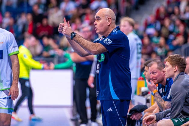 Juan Carlos Pastor (TSV Hannover-Burgdorf, Trainer) (v.l.), TSV Hannover-Burgdorf (grün) gegen HSG Wetzlar (weiß) am 21. Spieltag der Saison 2025 2026 in der DAIKIN Handball-Bundesliga (14.02.2026, ZAG Arena (Hannover, GER), Copyright: xJanxGuentherx xTSVxHannover-Burgdorfx