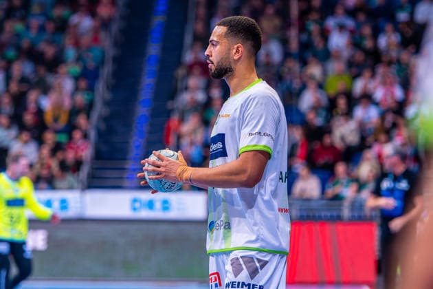 Philipp Ahouansou (HSG Wetzlar, Nr. 19) (v.l.), TSV Hannover-Burgdorf (grün) gegen HSG Wetzlar (weiß) am 21. Spieltag der Saison 2025 2026 in der DAIKIN Handball-Bundesliga (14.02.2026, ZAG Arena (Hannover, GER), Copyright: xJanxGuentherx xTSVxHannover-Burgdorfx