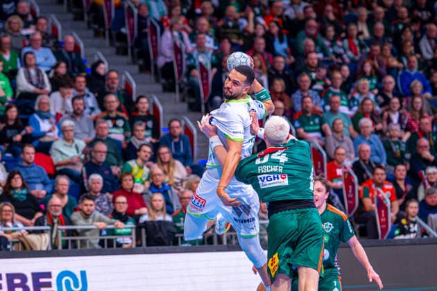 Philipp Ahouansou (HSG Wetzlar, Nr. 19) (v.l.), TSV Hannover-Burgdorf (grün) gegen HSG Wetzlar (weiß) am 21. Spieltag der Saison 2025 2026 in der DAIKIN Handball-Bundesliga (14.02.2026, ZAG Arena (Hannover, GER), Copyright: xJanxGuentherx xTSVxHannover-Burgdorfx