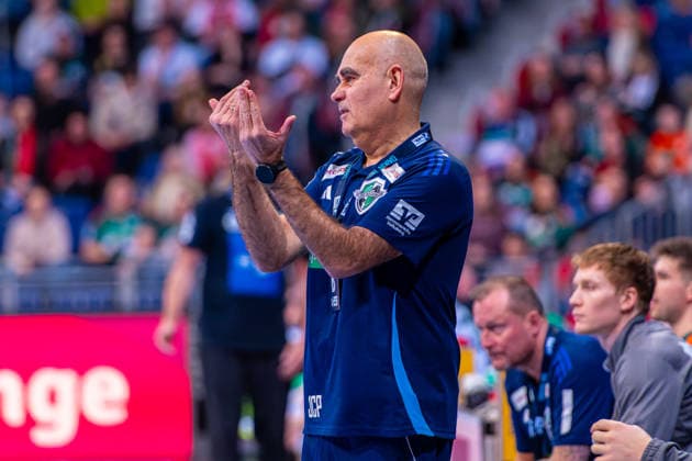 Juan Carlos Pastor (TSV Hannover-Burgdorf, Trainer) (v.l.), TSV Hannover-Burgdorf (grün) gegen HSG Wetzlar (weiß) am 21. Spieltag der Saison 2025 2026 in der DAIKIN Handball-Bundesliga (14.02.2026, ZAG Arena (Hannover, GER), Copyright: xJanxGuentherx xTSVxHannover-Burgdorfx