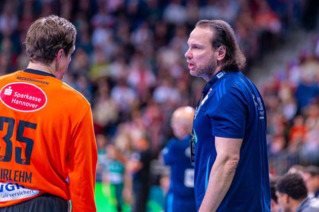 Nikolas Katsigiannis (TSV Hannover-Burgdorf, Torwartrainer) (v.l.), TSV Hannover-Burgdorf (grün) gegen HSG Wetzlar (weiß) am 21. Spieltag der Saison 2025 2026 in der DAIKIN Handball-Bundesliga (14.02.2026, ZAG Arena (Hannover, GER), Copyright: xJanxGuentherx xTSVxHannover-Burgdorfx