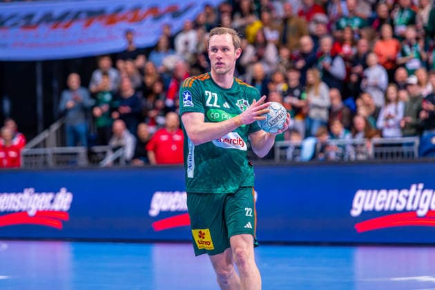 Marian Michalczik (TSV Hannover-Burgdorf, Nr. 22) (v.l.), TSV Hannover-Burgdorf (grün) gegen HSG Wetzlar (weiß) am 21. Spieltag der Saison 2025 2026 in der DAIKIN Handball-Bundesliga (14.02.2026, ZAG Arena (Hannover, GER), Copyright: xJanxGuentherx xTSVxHannover-Burgdorfx