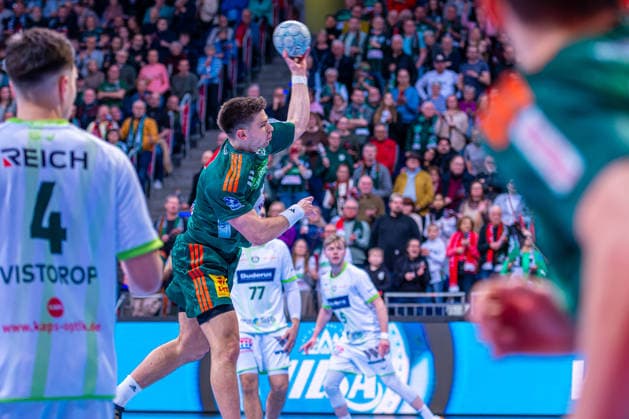Renars Uscins (TSV Hannover-Burgdorf, Nr. 10) (v.l.), TSV Hannover-Burgdorf (grün) gegen HSG Wetzlar (weiß) am 21. Spieltag der Saison 2025 2026 in der DAIKIN Handball-Bundesliga (14.02.2026, ZAG Arena (Hannover, GER), Copyright: xJanxGuentherx xTSVxHannover-Burgdorfx