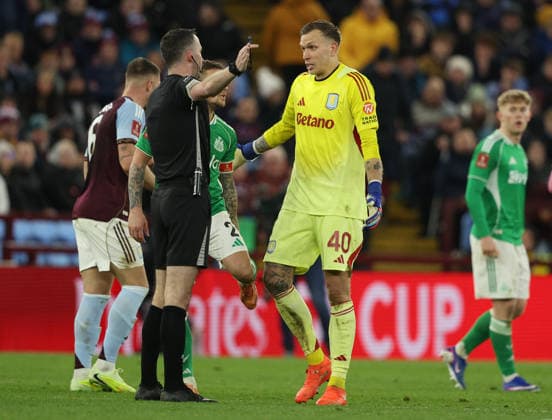 Aston Villa v Newcastle United - Emirates FA Cup Fourth Round Marco Bizot Goalkeeper of Aston Villa is sent off by referee Christopher Kavanagh during the Emirates FA Cup Fourth Round match between Aston Villa and Newcastle United on February 14, 2026 in Birmingham, England. WARNING! This Photograph May Only Be Used For Newspaper And Or Magazine Editorial Purposes. May Not Be Used For Publications Involving 1 player, 1 Club Or 1 Competition Without Written Authorisation From Football DataCo Ltd. For Any Queries, Please Contact Football DataCo Ltd on +44 (0) 207 864 9121 Birmingham Villa Park England United Kingdom Copyright: xAllstarxPicturexLibraryxLtdx