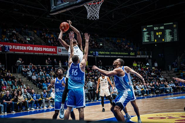 14.02.2026, xhfmx, Basketball easyCredit BBL Bundesliga, Frankfurt Skyliners - Braunschweig Löwen v.l. David Nguessan (Basketball Löwen Braunschweig), Radii Caisin (Skyliners Frankfurt) (DFL DFB REGULATIONS PROHIBIT ANY USE OF PHOTOGRAPHS as IMAGE SEQUENCES and or QUASI-VIDEO) Frankfurt am Main