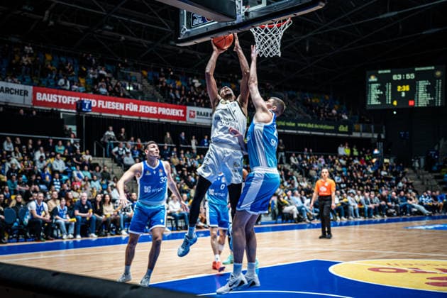 14.02.2026, xhfmx, Basketball easyCredit BBL Bundesliga, Frankfurt Skyliners - Braunschweig Löwen v.l. David Nguessan (Basketball Löwen Braunschweig), Jacob Knauf (Skyliners Frankfurt) (DFL DFB REGULATIONS PROHIBIT ANY USE OF PHOTOGRAPHS as IMAGE SEQUENCES and or QUASI-VIDEO) Frankfurt am Main