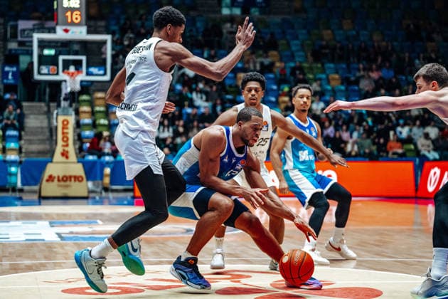 David N Guessan (Basketball Loewen Braunschweig, 01), Jaedon LeDee (Skyliners Frankfurt, 13) GER, Skyliners Frankfurt vs. Basketball Loewen Braunschweig, Basketball, easycredit BBL, Bundesliga, 20 Spieltag, Saison 2025 2026. 14.02.2026 Eibner-Pressefoto Attila Ziga GER, Skyliners Frankfurt vs. Basketball Loewen Braunschweig, Basketball, easycredit BBL, Bundesliga, 20 Spieltag, Saison 2025 2026. 14.02.2026 Frankfurt am Main Copyright: xEibner-Pressefotox EP_AZA