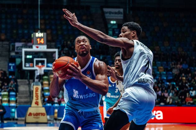 Jaedon LeDee (Skyliners Frankfurt, 13), David N Guessan (Basketball Loewen Braunschweig, 01) GER, Skyliners Frankfurt vs. Basketball Loewen Braunschweig, Basketball, easycredit BBL, Bundesliga, 20 Spieltag, Saison 2025 2026. 14.02.2026 Eibner-Pressefoto Attila Ziga GER, Skyliners Frankfurt vs. Basketball Loewen Braunschweig, Basketball, easycredit BBL, Bundesliga, 20 Spieltag, Saison 2025 2026. 14.02.2026 Frankfurt am Main Copyright: xEibner-Pressefotox EP_AZA