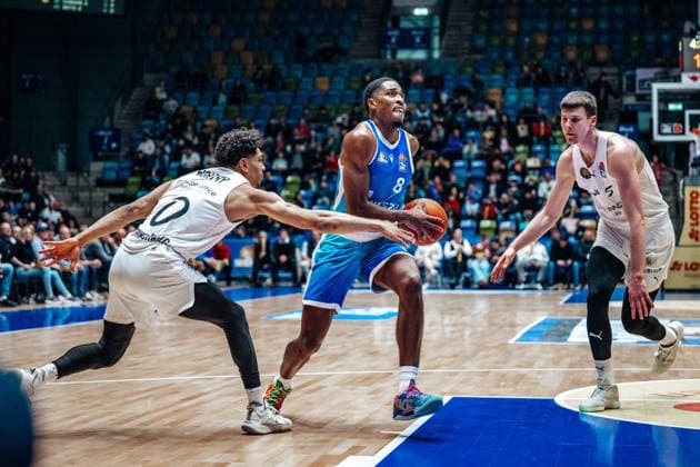 Adrian Worthy (Basketball Loewen Braunschweig, 0), William Christmas (Skyliners Frankfurt, 08) GER, Skyliners Frankfurt vs. Basketball Loewen Braunschweig, Basketball, easycredit BBL, Bundesliga, 20 Spieltag, Saison 2025 2026. 14.02.2026 Eibner-Pressefoto Attila Ziga GER, Skyliners Frankfurt vs. Basketball Loewen Braunschweig, Basketball, easycredit BBL, Bundesliga, 20 Spieltag, Saison 2025 2026. 14.02.2026 Frankfurt am Main Copyright: xEibner-Pressefotox EP_AZA