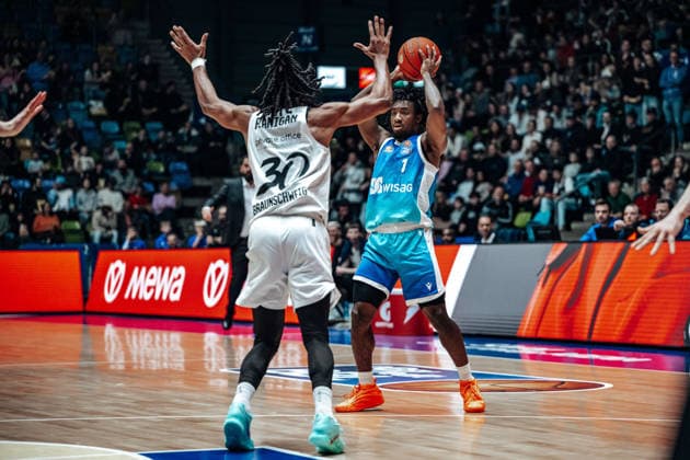 Chip Flanigan (Basketball Loewen Braunschweig, 30), Isaiah Swope (Skyliners Frankfurt, 01) GER, Skyliners Frankfurt vs. Basketball Loewen Braunschweig, Basketball, easycredit BBL, Bundesliga, 20 Spieltag, Saison 2025 2026. 14.02.2026 Eibner-Pressefoto Attila Ziga GER, Skyliners Frankfurt vs. Basketball Loewen Braunschweig, Basketball, easycredit BBL, Bundesliga, 20 Spieltag, Saison 2025 2026. 14.02.2026 Frankfurt am Main Copyright: xEibner-Pressefotox EP_AZA