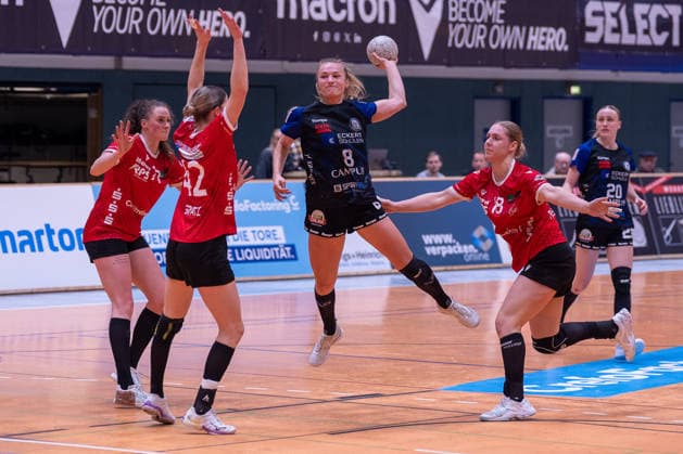 Zweikampf zwischen Vanessa Brandt (HSV Solingen Graefrath, 77), Deborah Spatz (HSV Solingen Graefrath, 42), Franziska Peter (ESV 1927 Regensburg e.V., 08) und Sophie Pickrodt (HSV Solingen Graefrath, 18). HSV Solingen Graefrath vs. ESV 1927 Regensburg, Handball, ALSCO Handballbundesliga Frauen, 18. Spieltag, Saison 2025 2026, 14.02.2026 HSV Solingen Graefrath 76 vs. ESV 1927 Regensburg, Handball, ALSCO Handballbundesliga Frauen, 18. Spieltag, Saison 2025 2026, 14.02.2026 Solingen Copyright: xEibner-Pressefoto ThomasxHaeslerx EP_THR