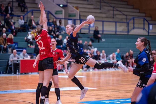 Julika Birnkammer (ESV 1927 Regensburg e.V., 20) kommt gegen Deborah Spatz (HSV Solingen Graefrath, 42) zum Wurf. HSV Solingen Graefrath vs. ESV 1927 Regensburg, Handball, ALSCO Handballbundesliga Frauen, 18. Spieltag, Saison 2025 2026, 14.02.2026 HSV Solingen Graefrath 76 vs. ESV 1927 Regensburg, Handball, ALSCO Handballbundesliga Frauen, 18. Spieltag, Saison 2025 2026, 14.02.2026 Solingen Copyright: xEibner-Pressefoto ThomasxHaeslerx EP_THR