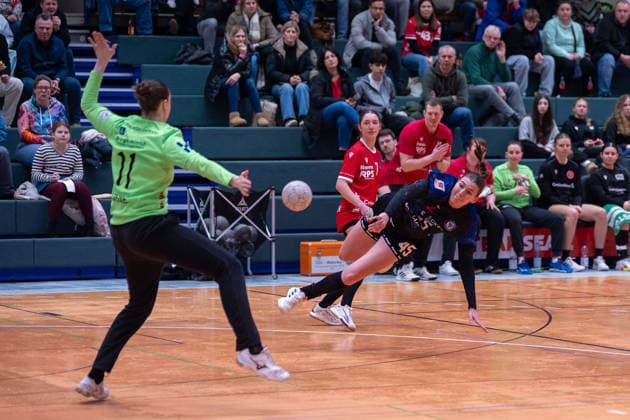 Sophia Ewald (ESV 1927 Regensburg e.V., 45) kommt zum Wurf gegen Katja Grewe (HSV Solingen Graefrath, 11). HSV Solingen Graefrath vs. ESV 1927 Regensburg, Handball, ALSCO Handballbundesliga Frauen, 18. Spieltag, Saison 2025 2026, 14.02.2026 HSV Solingen Graefrath 76 vs. ESV 1927 Regensburg, Handball, ALSCO Handballbundesliga Frauen, 18. Spieltag, Saison 2025 2026, 14.02.2026 Solingen Copyright: xEibner-Pressefoto ThomasxHaeslerx EP_THR