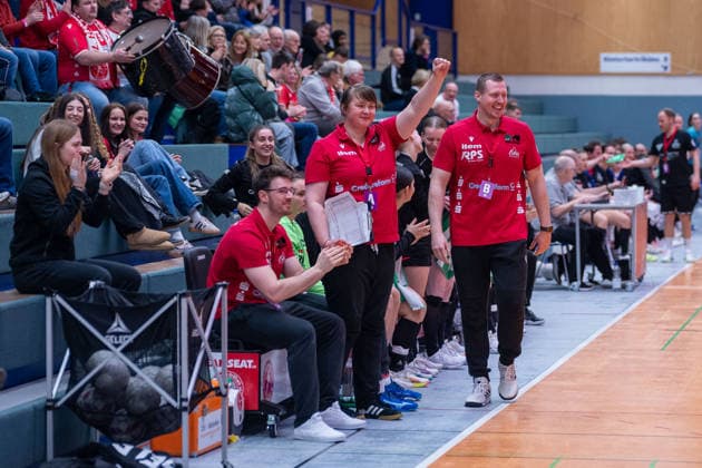 Sam Sklorz (HSV Solingen Graefrath, Torwarttrainerin) reckt nach einer gelungenen Aktion von Katja Grewe (HSV Solingen Graefrath, 11) die Faust. HSV Solingen Graefrath vs. ESV 1927 Regensburg, Handball, ALSCO Handballbundesliga Frauen, 18. Spieltag, Saison 2025 2026, 14.02.2026 HSV Solingen Graefrath 76 vs. ESV 1927 Regensburg, Handball, ALSCO Handballbundesliga Frauen, 18. Spieltag, Saison 2025 2026, 14.02.2026 Solingen Copyright: xEibner-Pressefoto ThomasxHaeslerx EP_THR