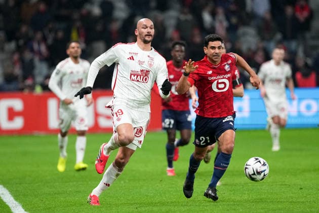Lille OSC v Stade Brestois 29 - Ligue 1 McDonald s 2025 2026 21 Benjamin ANDRE (losc) - 19 Ludovic AJORQUE (sb29) during the Ligue 1 McDonald s match between Lille and Brest at Stade Pierre Mauroy on February 14, 2026 in Lille, France. Lille France  Copyright: xFEPx 776348290