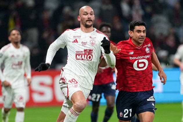 Lille OSC v Stade Brestois 29 - Ligue 1 McDonald s 2025 2026 21 Benjamin ANDRE (losc) - 19 Ludovic AJORQUE (sb29) during the Ligue 1 McDonald s match between Lille and Brest at Stade Pierre Mauroy on February 14, 2026 in Lille, France. Lille France  Copyright: xFEPx 776348290