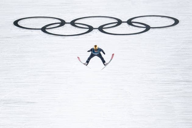 WELLINGER Andreas (Deutschland) beim Sprung vor den olympischen Ringen, , ITA, Olympische Spiele Milano Cortina 2026, Olympia, Skispringen, Großschanze Herren Einzel, 14.02.2026 ITA, Olympische Spiele Milano Cortina 2026, Olympia, Skispringen, Großschanze Herren Einzel, 14.02.2026 Predazzo *** WELLINGER Andreas Germany jumping in front of the Olympic rings, , ITA, Olympic Games Milano Cortina 2026, Olympics, Ski jumping, large hill mens singles, 14 02 2026 ITA, Olympic Games Milano Cortina 2026, Olympics, Ski jumping, large hill mens singles, 14 02 2026 Predazzo Copyright: xEibner-Pressefoto Memmlerx EP_MMR